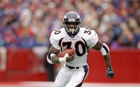 Video shows Terrell Davis getting taken off United Airlines flight by FBI agent