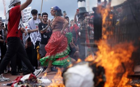 Protesters burn US flags, Netanyahu effigy blocks from Capitol