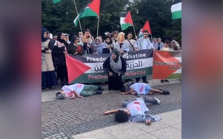 Protesters recreate mini-Gaza scene in Berlin to highlight suffering