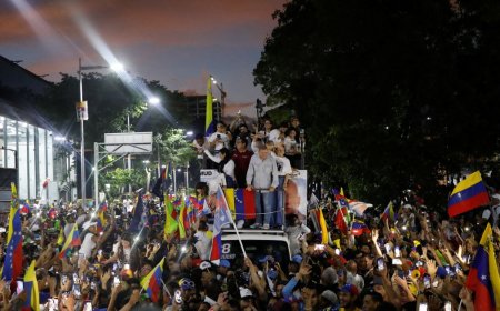 Huge crowds at Venezuela opposition’s final election rally