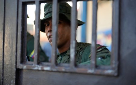 Venezuela defence minister pledges ‘absolute loyalty’ to Maduro