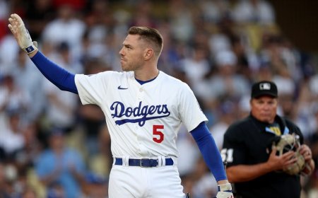 Freddie Freeman gets standing ovation in return to Dodgers after 'scariest days' of life