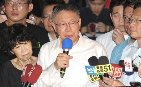 柯文哲無保請回 向現場支持者表示感謝