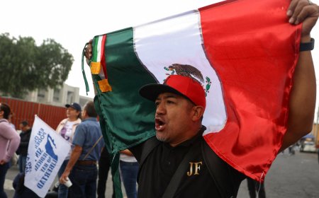 Mexican demonstrators block access to legislature amid judicial reform push
