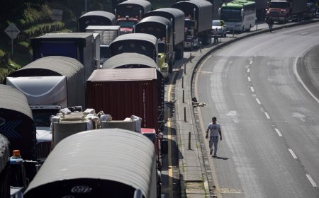 Road blocks lifted as Colombia reaches deal with striking truckers