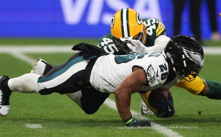 Saquon Barkley slips on first carry in Eagles debut, turns it around for Philadelphia touchdown in Brazil