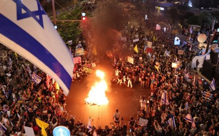 Israeli protesters bring Tel Aviv to a halt, demand deal to free captives