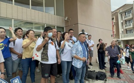 台中16遊覽車北上聲援柯文哲 高中生拿書上車不滿媒體「搥柯」