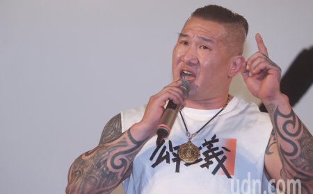 影／小草集結挺柯文哲 館長呼籲反抗威權體制