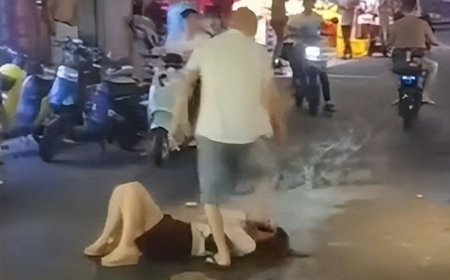 掌摑踢臉拳擊後腦 大陸廣州天河區半裸光頭男酒後當街調戲毆打短裙女