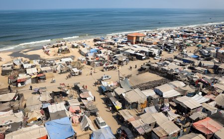Palestinians in Gaza forced to shelter at the edge of the sea