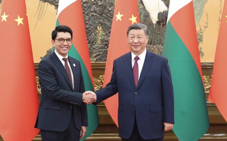 习近平会见马达加斯加总统拉乔利纳