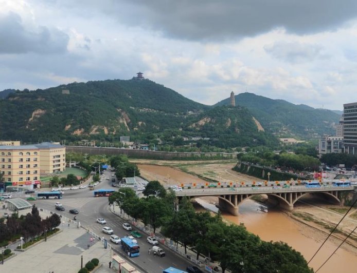 人民公安从这里走来｜在旅游城市延安当交警，“黄金周”每日步数两万五