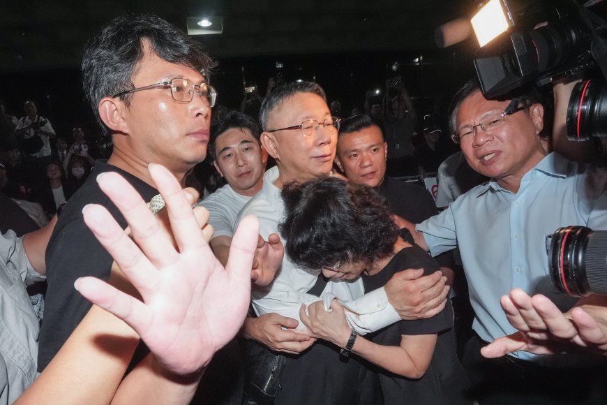 柯文哲北檢外發表談話:檢察官拿查扣的手機編故事