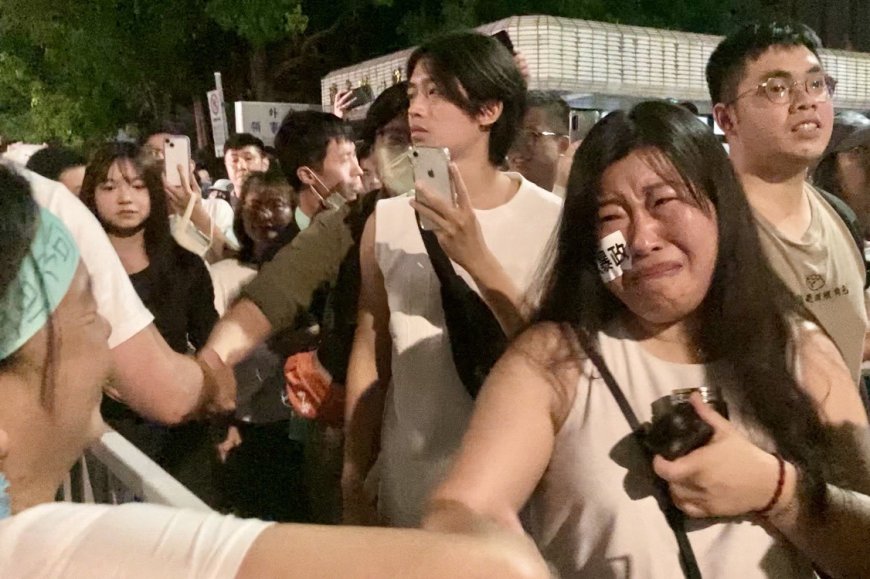 小草哭了!首場開講近3小時落幕 支持者與黃國昌相擁喊「加油」