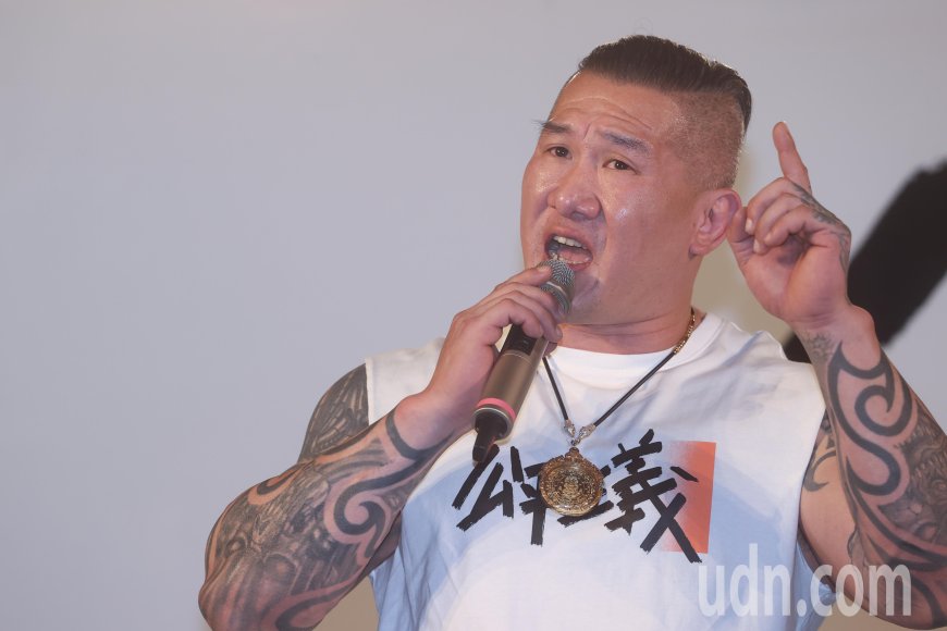 影/小草集結挺柯文哲 館長呼籲反抗威權體制