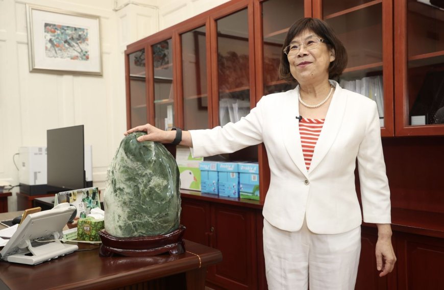 龍頭銀行奮鬥記3/開箱台銀女董座辦公室 石頭、金剛經提醒她 有原則凡事盡力就好