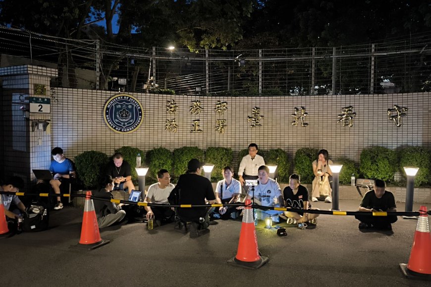 不是說偵查不公開?林國成與小草靜坐挺柯 喊「證據拿出來」
